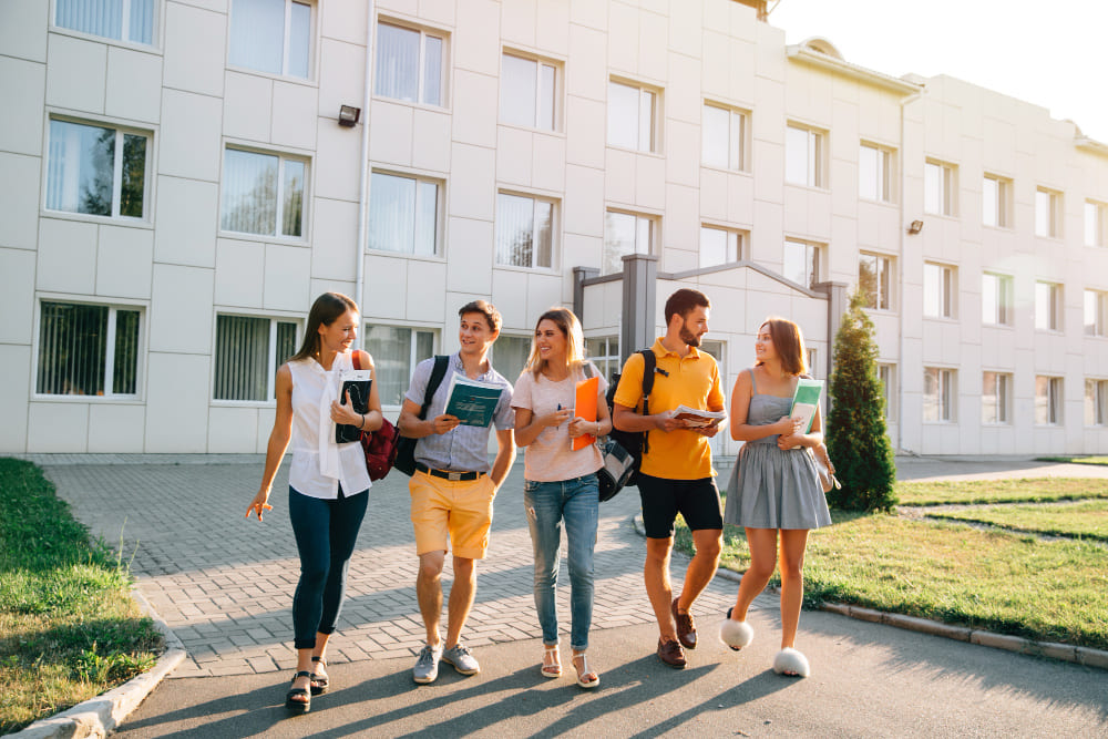 grupa studentów po godzinach