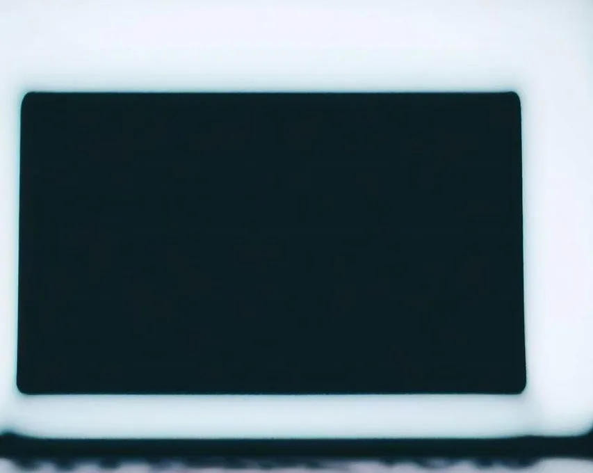 Biały ekran w laptopie: przyczyny i rozwiązania